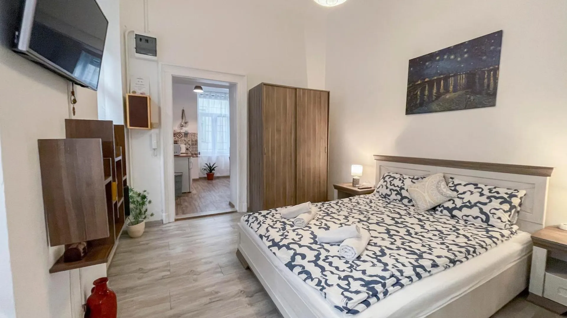 Free Parking, Downtown Apartment Near New York Cafe Budapest