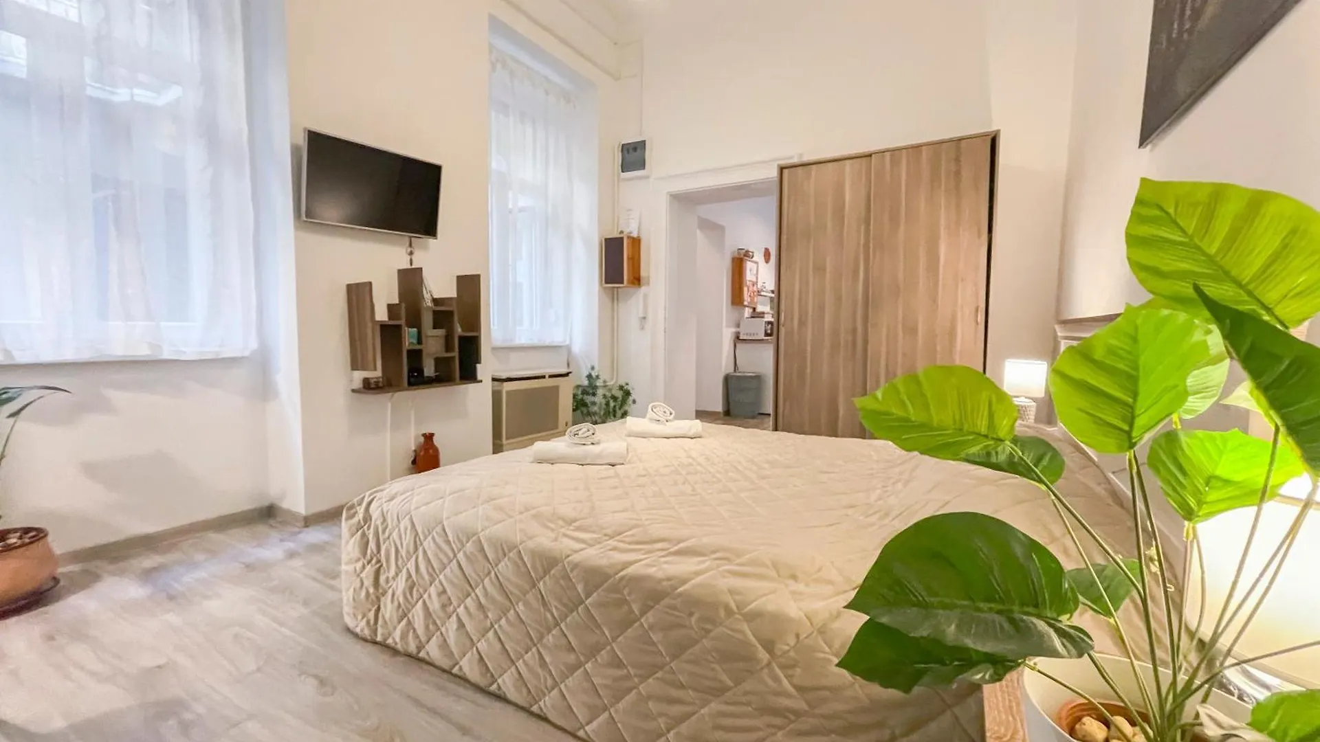 Free Parking, Downtown Apartment Near New York Cafe Budapeşte